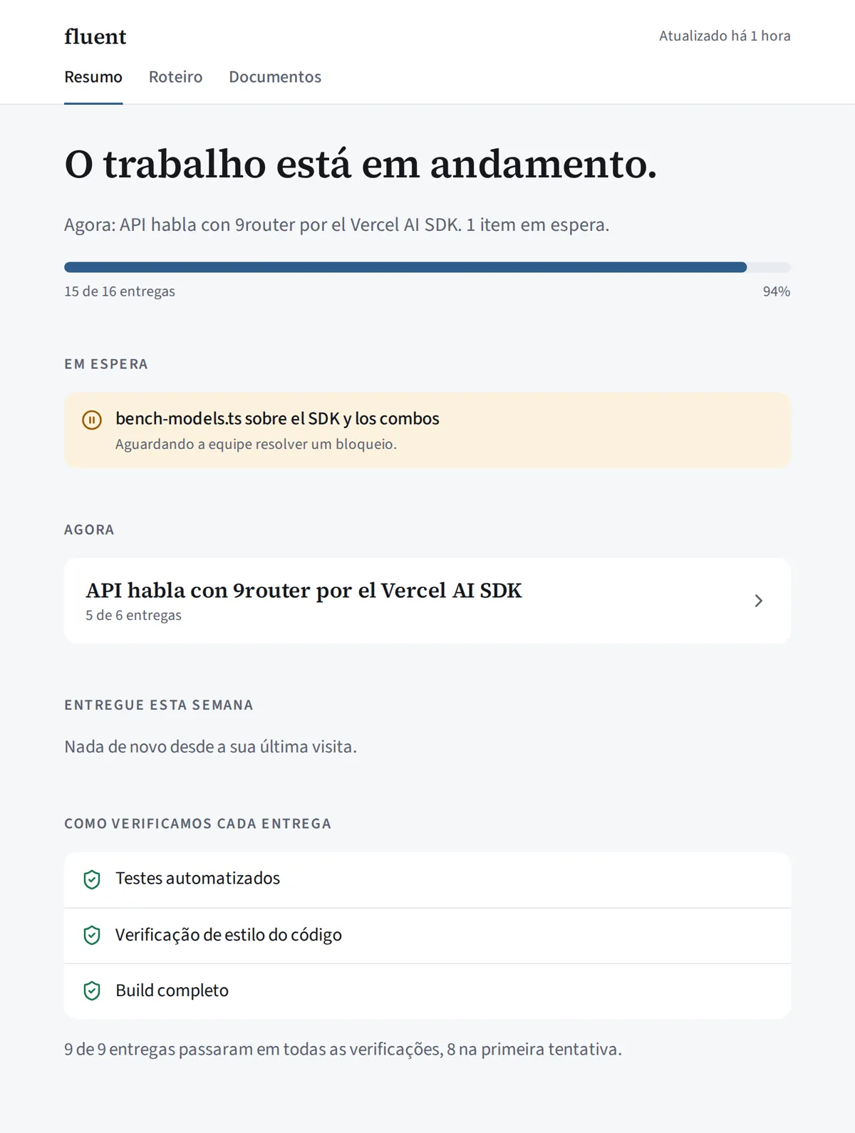 Página del cliente del proyecto fluent en Orch: frase de estado, 15 de 16 entregas, un ítem en espera con su motivo, la etapa actual y cómo se verificó cada entrega